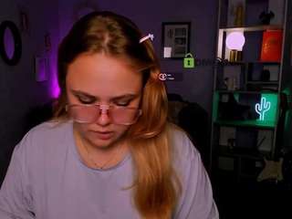 sadly-per webcam camsoda model stream image