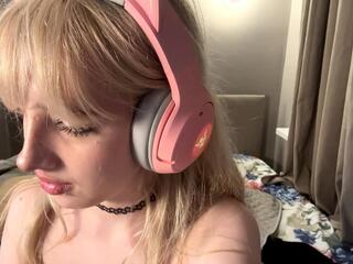 Ora Hewson webcam model stream image