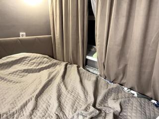 Ora Hewson webcam model stream image