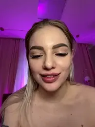 HugeBoobsAlice webcam model stream image