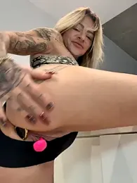 Divina_X_ webcam model stream image