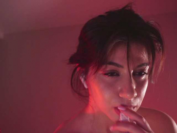 -Madi- webcam bongacams model stream image