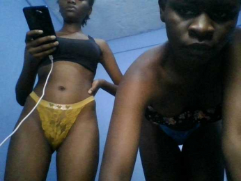 Petitegals webcam model stream image