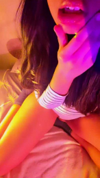 Aloneathome22 webcam model stream image