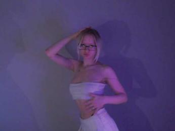 Chloe1love webcam model stream image