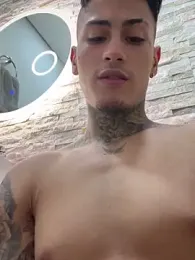 AxelVilla_ webcam model stream image