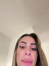 -Alisa webcam model stream image