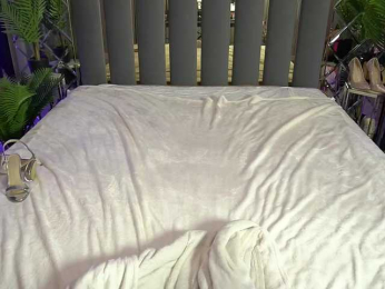 RedDoll webcam bongacams model stream image