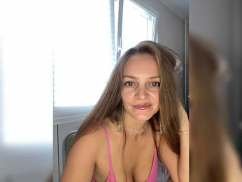 KiraMaxi webcam model stream image