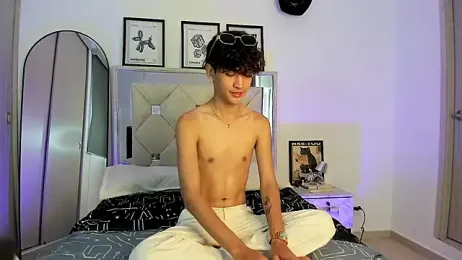 Adriien19 webcam model stream image