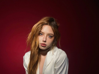 LoraBarren webcam model stream image