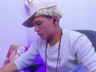 stronger-boy webcam model stream image