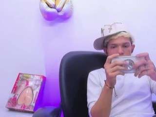 stronger-boy webcam model stream image