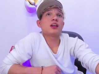 stronger-boy webcam model stream image