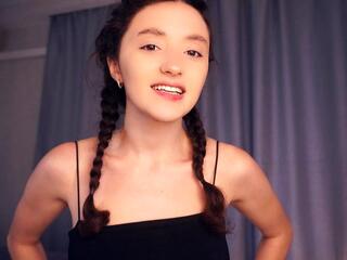 Diera Hewson webcam model stream image