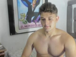 Oliver Whitee webcam model stream image