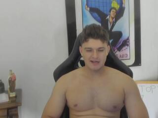 Oliver Whitee webcam model stream image