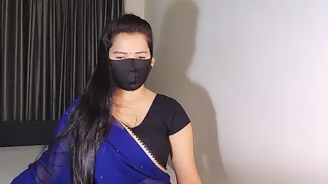 YourLovelyQueen webcam model stream image