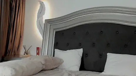 LaraHarts webcam model stream image