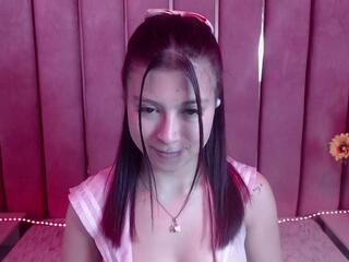 Hilary Uwu webcam model stream image