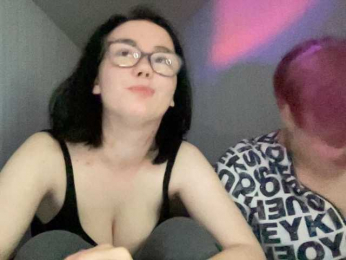 Tanya-and-Sara webcam model stream image