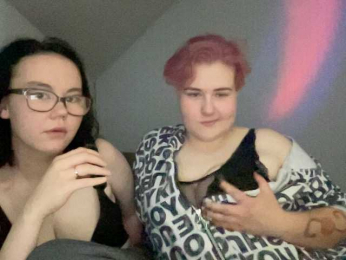 Tanya-and-Sara webcam model stream image