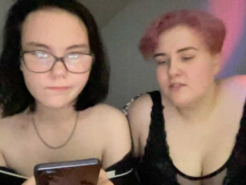 Tanya-and-Sara webcam model stream image