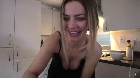 QuenMonicaUK webcam model stream image