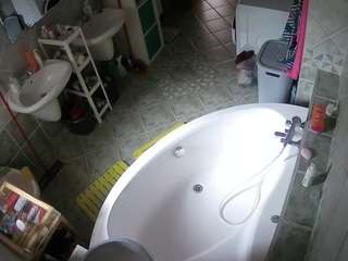 voyeurcam-julmodels-bath-1st-1 webcam model stream image