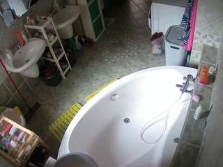 voyeurcam-julmodels-bath-1st-1 webcam model stream image