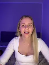 lunawolf21 webcam stripchat model stream image