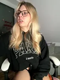 Livewithlucy webcam model stream image