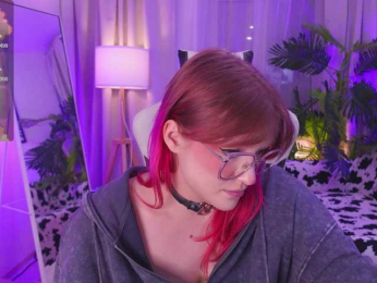 CrazyWine webcam bongacams model stream image