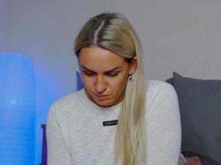 Kira Mae webcam model stream image