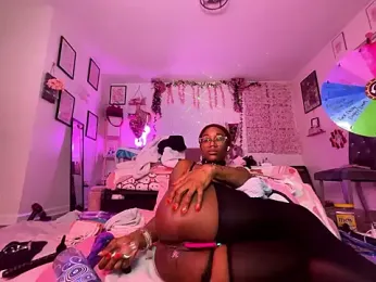 VixenCapri webcam model stream image