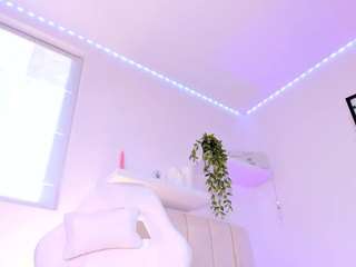 pamela-white webcam model stream image