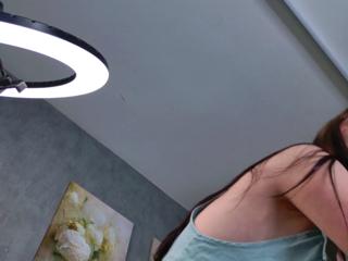 Gina Blooms webcam model stream image