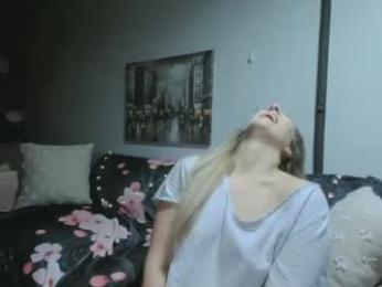 khelzy webcam model stream image