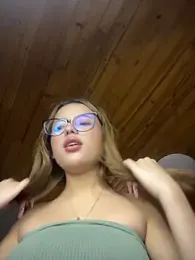 Sofia18_pinkk webcam model stream image