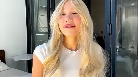 LezlieGreet webcam model stream image