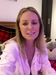 madamlillyrose webcam model stream image