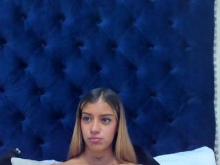 Lara Roberts webcam model stream image
