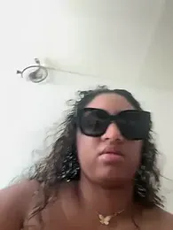 Flora_974 webcam model stream image