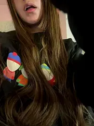 aly_golden_ webcam model stream image