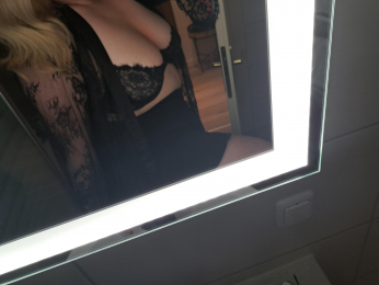 LaraLP webcam model stream image