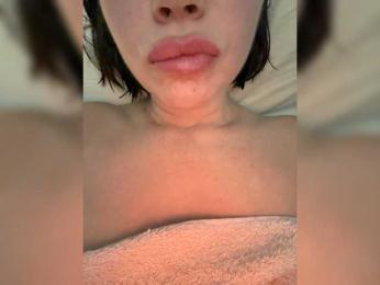 Guzy webcam model stream image