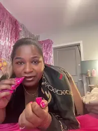 BigFineSelena webcam model stream image