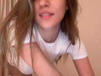 she001 webcam model stream image