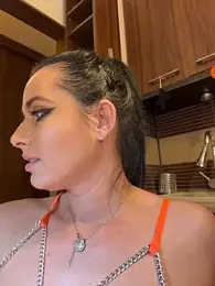 Hotmomcheckk_ webcam model stream image