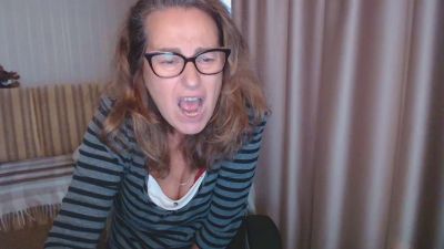 LauraOven webcam model stream image